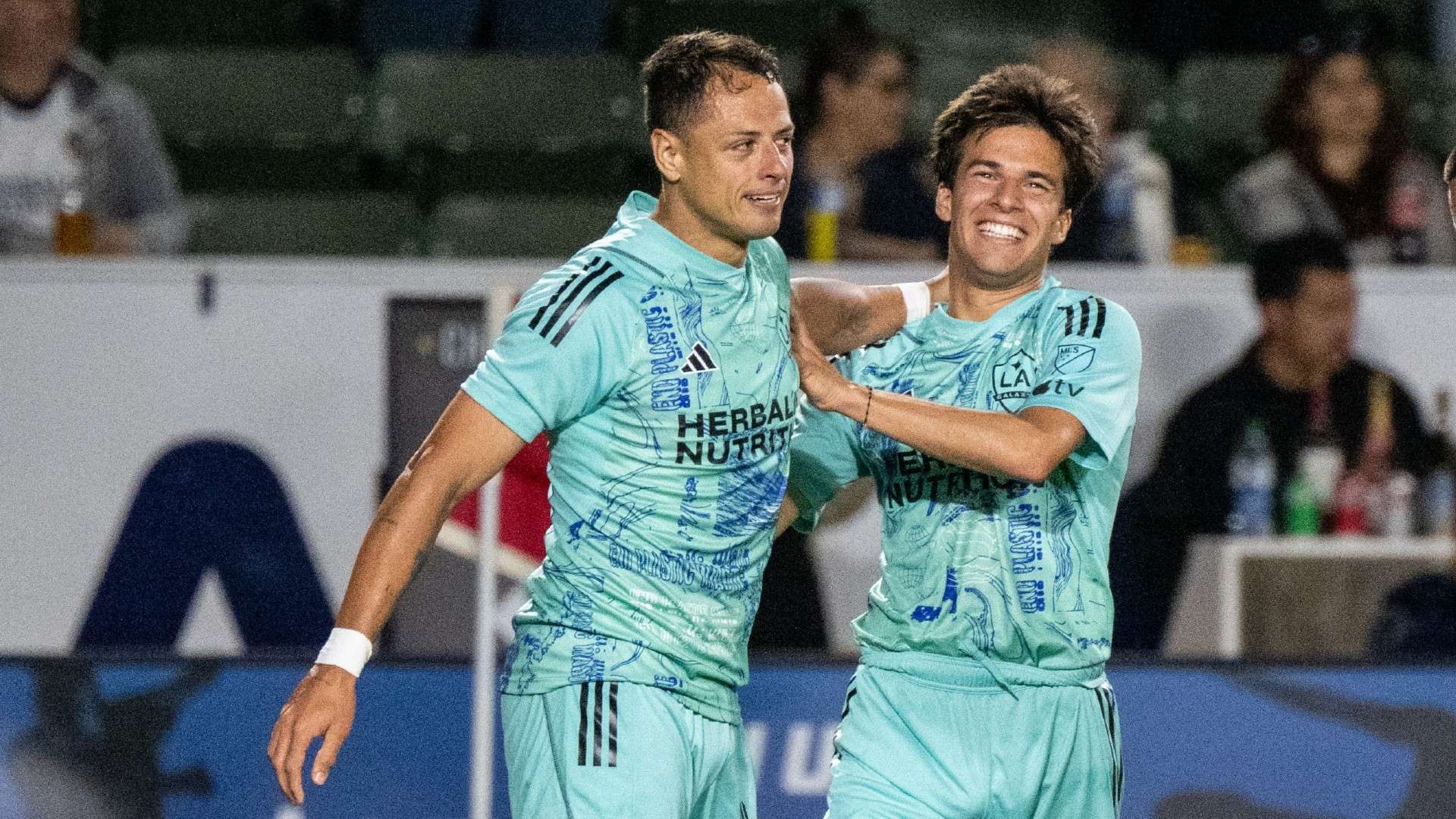 同時逼迫他 同時逼迫他