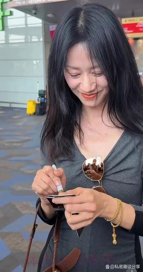 勇士主场为威金斯举办欢迎仪式，威金斯向现场球迷挥手致意